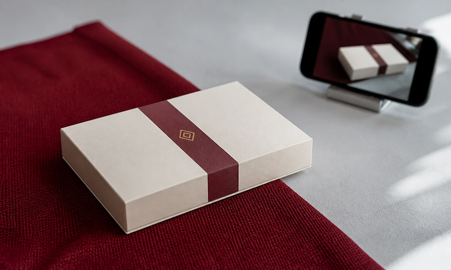 A jewelry box reviewed for product photography, logo visibility, and small-screen presentation.